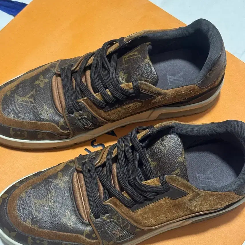 [BUNJANG] Louis Vuitton LV Monogram Trainer Sneakers / 루이비통 LV 모노그램 트레이너 스니커즈 8.5
