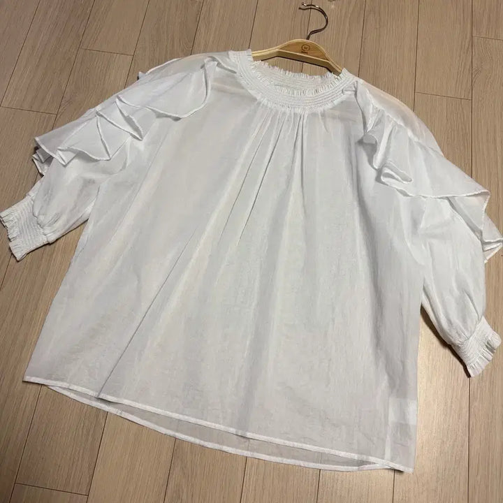 [BUNJANG] Jepyeong Bazaar 100% Linen Ruffle Blouse - White / 제평 바자르 린넨100% 러플 블라우스 화이트 7부스모크팔뚝커버셔링밴딩