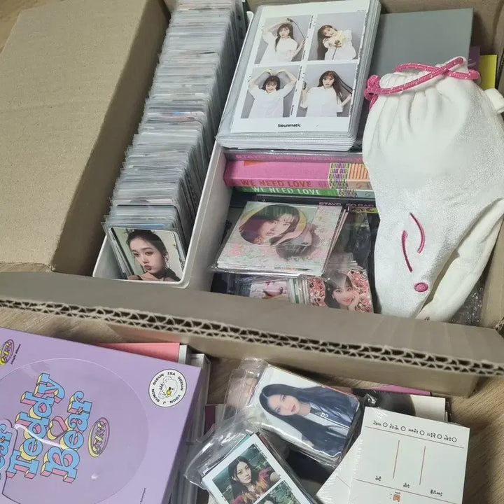 [BUNJANG] STAYC Bundle Set Official Goods &amp; Unofficial Goods / 택포 급처) 스테이씨 포카 응원봉 비공굿 모든 굿즈 일괄 포카 stayc