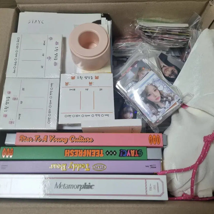 [BUNJANG] STAYC Bundle Set Official Goods &amp; Unofficial Goods / 택포 급처) 스테이씨 포카 응원봉 비공굿 모든 굿즈 일괄 포카 stayc