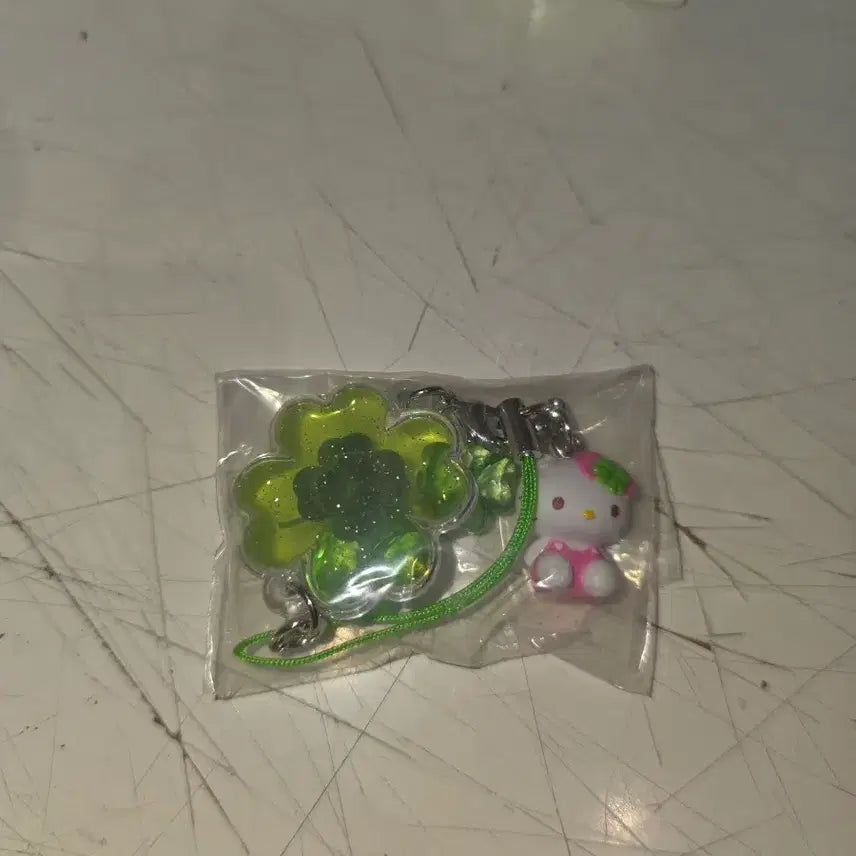 [BUNJANG] Sanrio Secret Clover Charm Kitty Strap / 산리오 시크릿 헤이세이 클로버 스트랩 네잎클로버 헬로키티 양도합니다