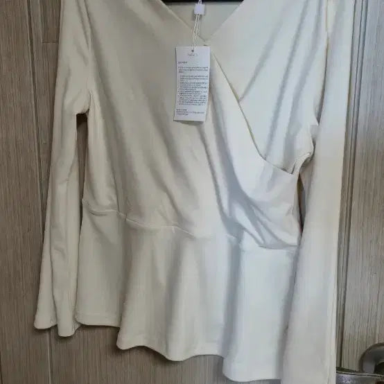 [BUNJANG] Ivory Wrap Style Blouse and Knit Top / (새옷)아이보리 랩 스타일 블라우스와 니트