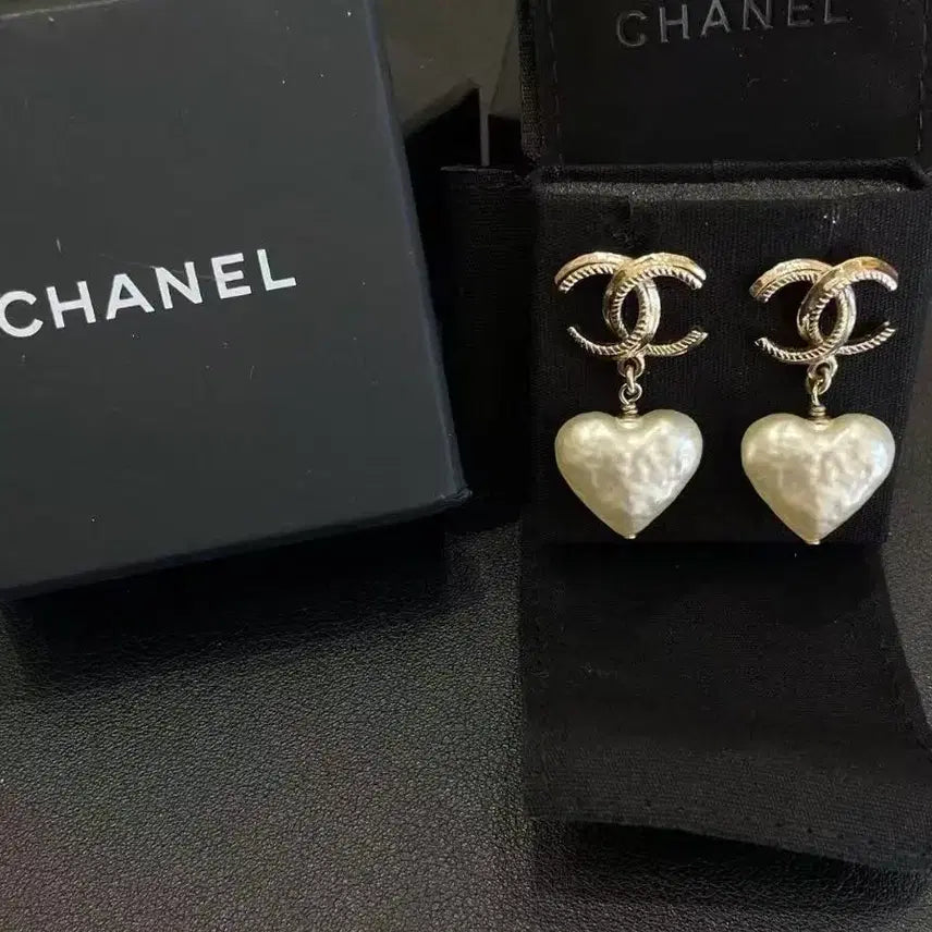 [BUNJANG] Chanel Logo Heart Pearl Drop Earrings / 샤넬 로고 하트 진주 드롭 이어링