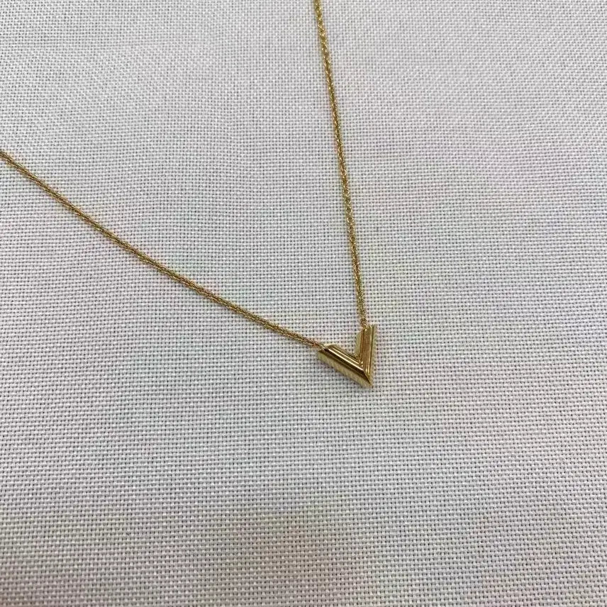 [BUNJANG] Louis Vuitton Essential V Necklace Gold / 루이비통 에센셜 V 목걸이 골드