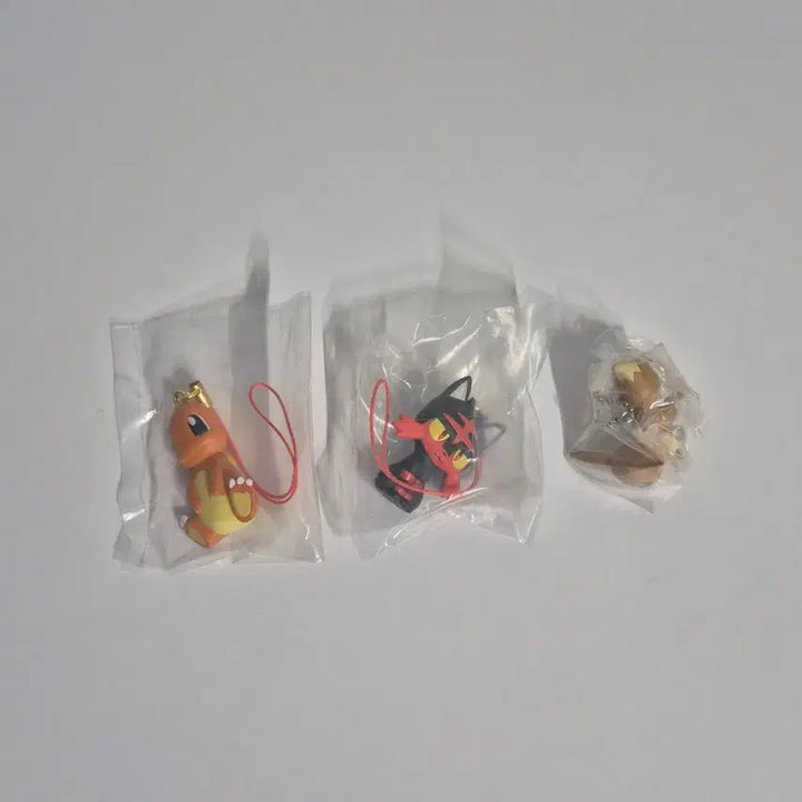 [BUNJANG] Pokemon Petanko Flat Mascot Charm (Fire Type: Charmander, Litten, Eevee) / 포켓몬 페탄코 납작 마스코트 불타입 파이리, 냐오불 이브이 대롱대롱 가챠