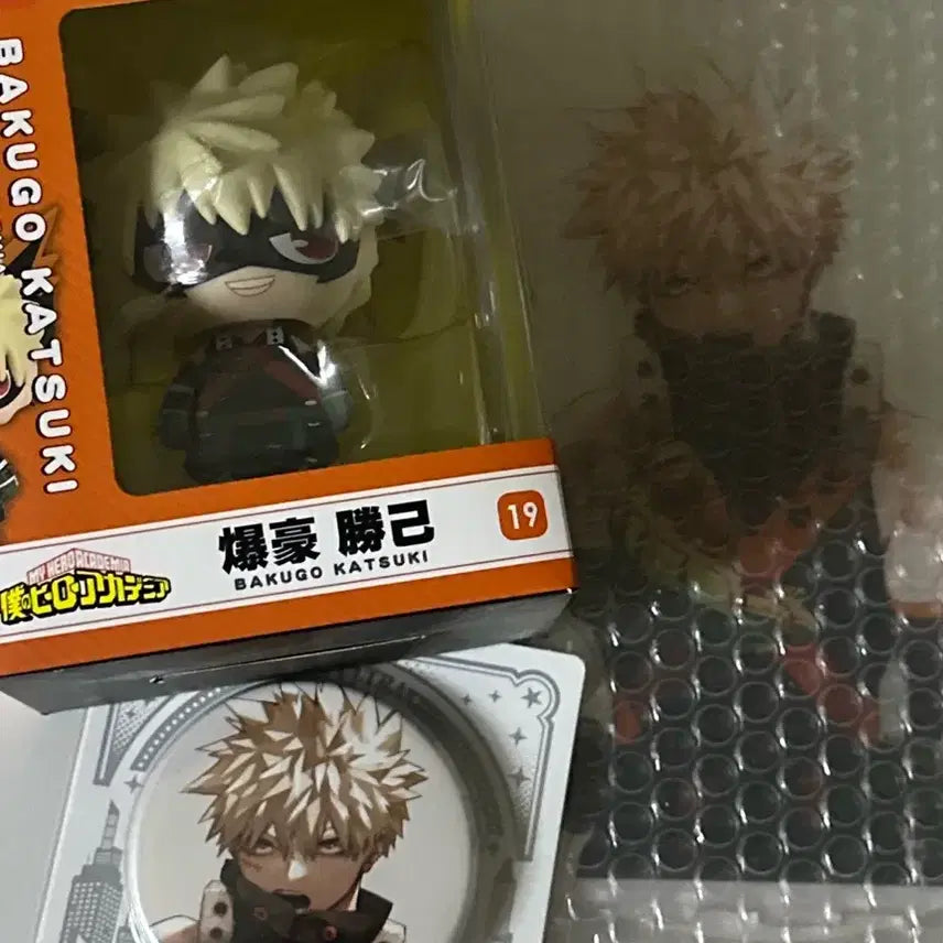 [BUNJANG] Bakugo Megahouse Acrylic Stand &amp; Can Badge Bundle / 바쿠고 메가아크릴 유라유라 캔뱃지 일괄판매