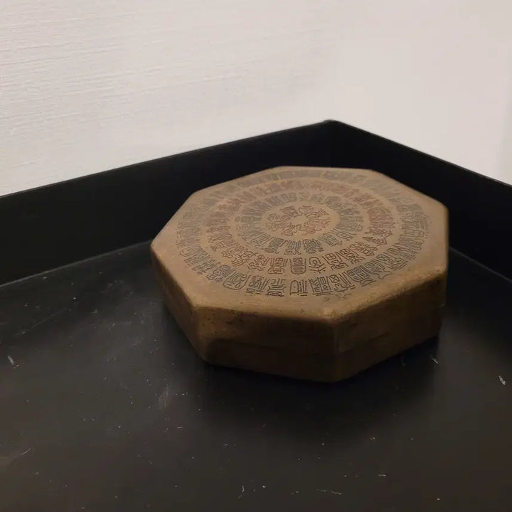 [BUNJANG] Octagonal Brass Container with Longevity Inscriptions / (골동품) 팔각 백수도 황동합