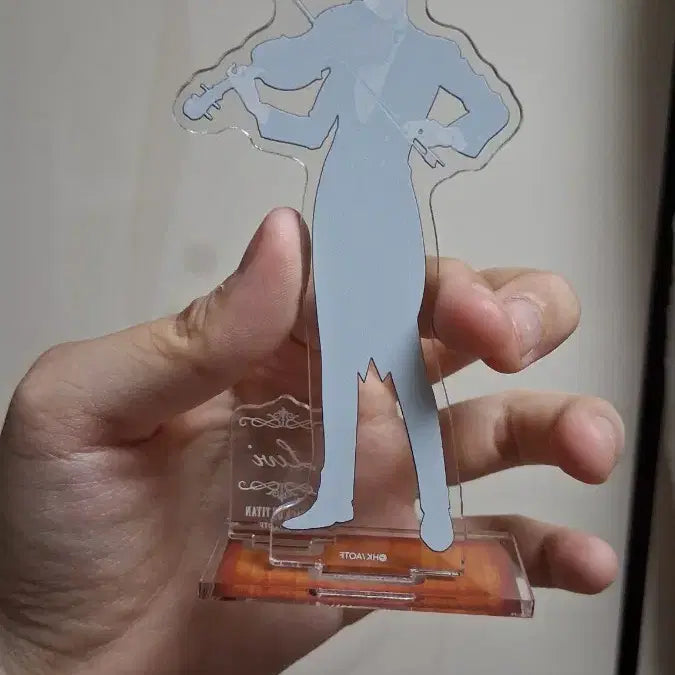 [BUNJANG] Attack on Titan Levi Musician Acrylic Stand / 리바이 음악가 아크릴 팔아요 (급처)
