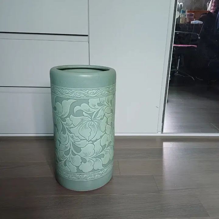 [BUNJANG] Celadon Peony Brush Holder / 청자목단필통