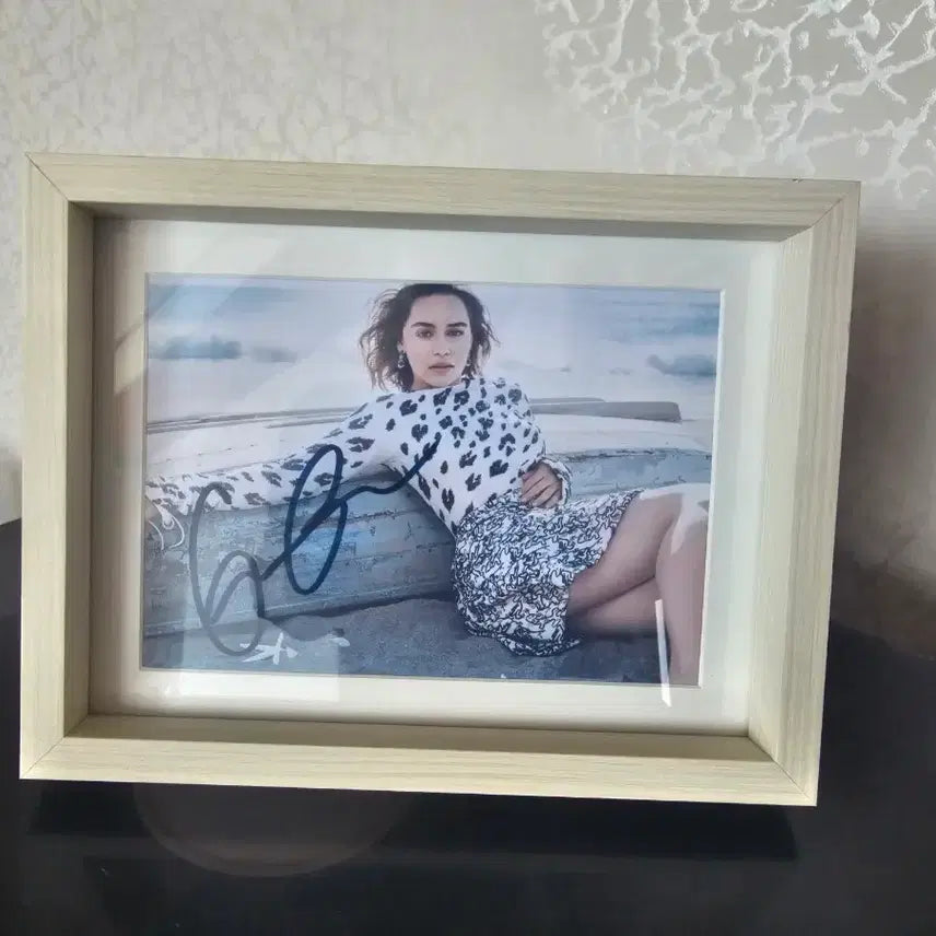 [BUNJANG] Emilia Clarke Autographed Photo / 에밀리아 클라크의 친필사인 사진