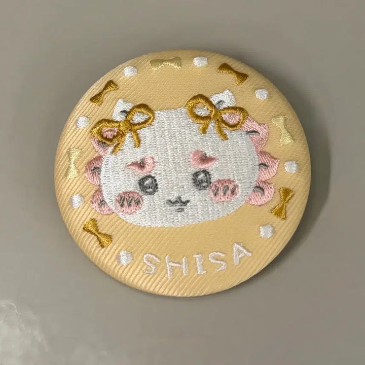 [BUNJANG] Chiikawa Embroidered Can Badge (Shisa) / 치이카와 자수 캔뱃지 시사 시샤