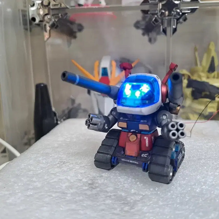 [BUNJANG] Custom Painted SD Guntank Model with LED / 프라모델 SD 건탱크 풀도색, LED 개수작 팝니다