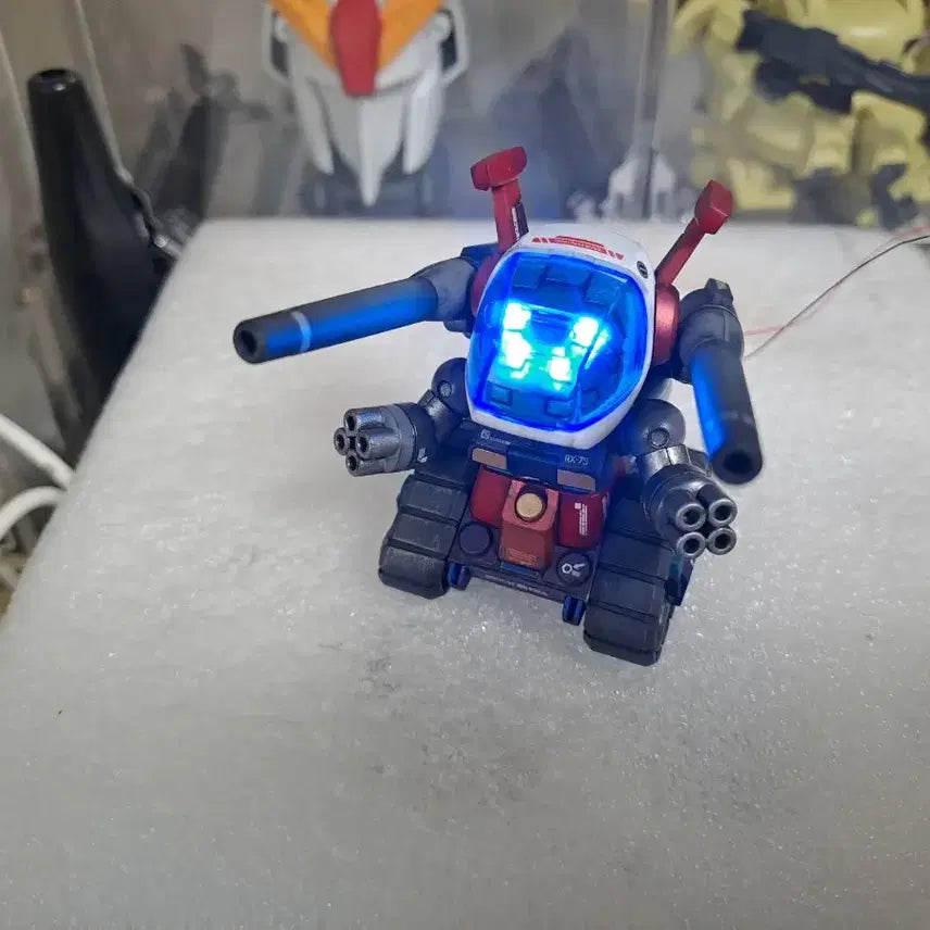 [BUNJANG] Custom Painted SD Guntank Model with LED / 프라모델 SD 건탱크 풀도색, LED 개수작 팝니다