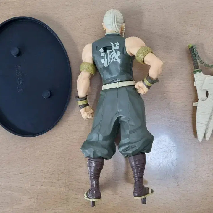 [BUNJANG] Demon Slayer Tengen Uzui Figure (Opened) / 귀멸의 칼날 우즈이 텐겐 피규어ㅡ개봉품