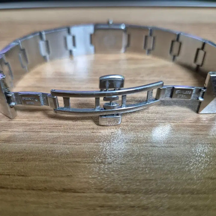 [BUNJANG] Fendi Metal Pyramid Silver Watch / [정품]FENDI 펜디 메탈 피라미드 은장 시계