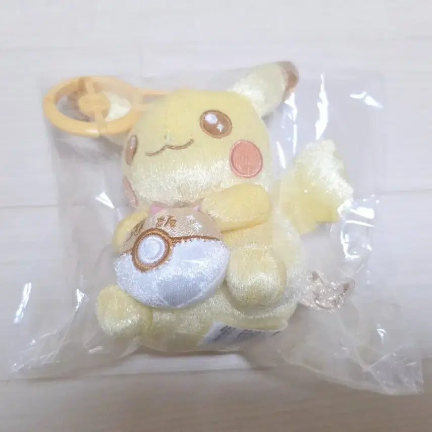 [BUNJANG] Pokemon 30th Anniversary Pikachu Keyring / 포켓몬 포켓몬스터 30주년 황금 피카츄 키링 양도 판매