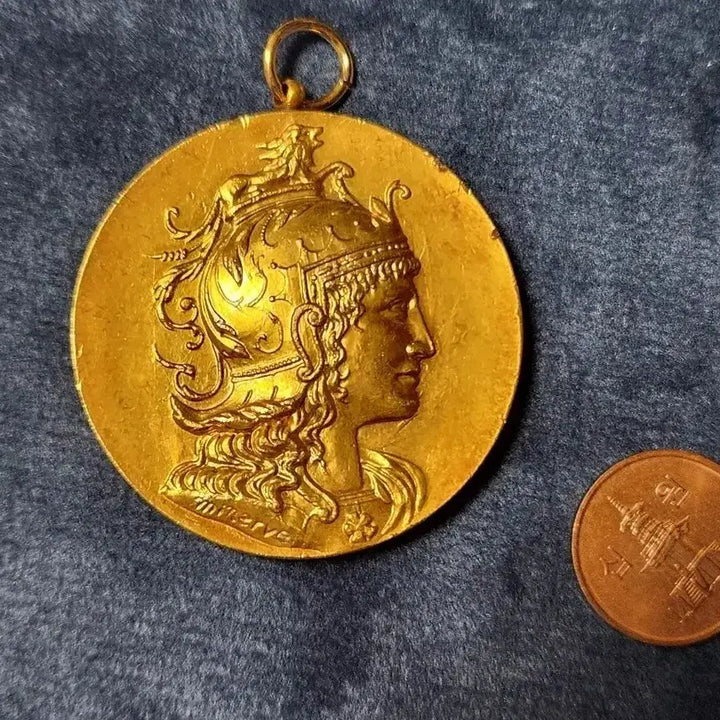 [BUNJANG] Vintage Gold Medallion Pendant with Knight Engraving / 빈티지 금색 메달 펜던트