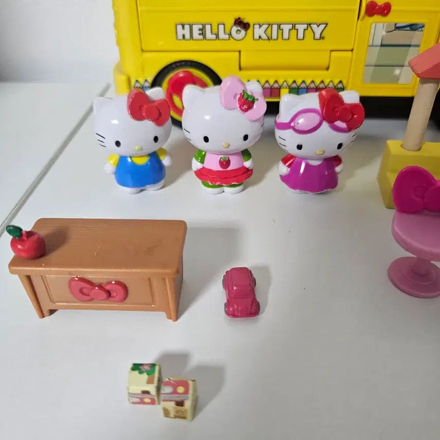 [BUNJANG] Hello Kitty 2013 School Bus Figure / 13년 고전 헬로키티 스쿨버스