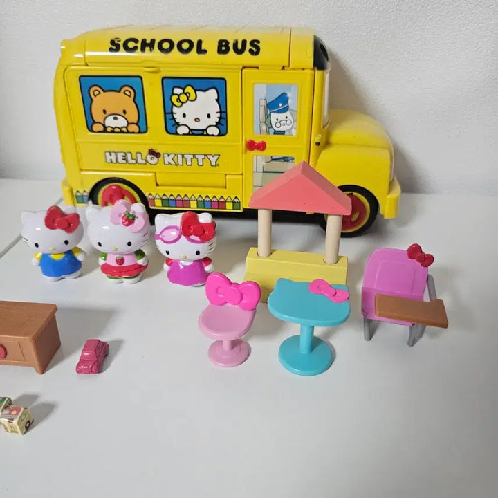 [BUNJANG] Hello Kitty 2013 School Bus Figure / 13년 고전 헬로키티 스쿨버스