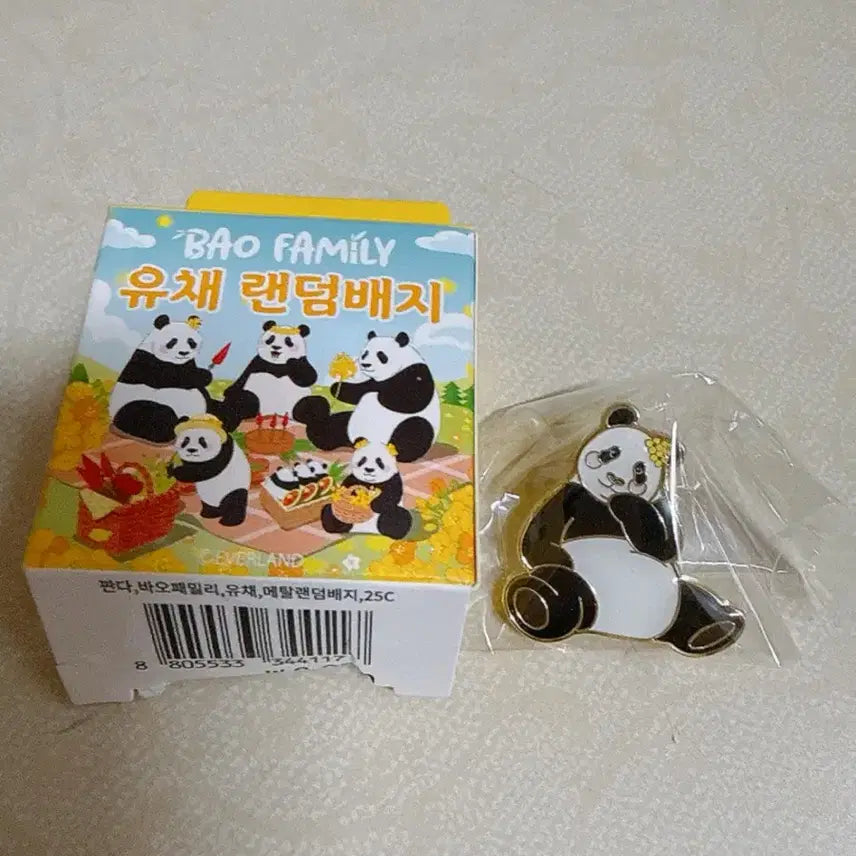 [BUNJANG] Bao Family Yuchae Random Metal Badge - Ai Bao / 바오패밀리 유채 랜덤 배지 아이바오