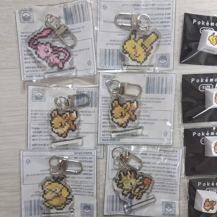 [BUNJANG] Pokemon Keycap &amp; Acrylic Keychain Set - Eevee, Squirtle, Psyduck, Mew, Pikachu, Ditto / cu 포켓몬 키캡 아크릴 키링 이브이 꼬부기 고라파덕 뮤 피카츄 메타몽