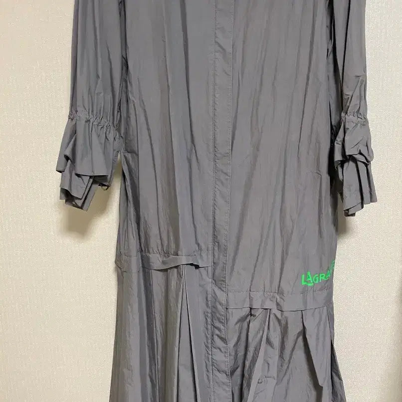 [SOLD OUT] 타임 포스트모던 그레이 바람막이 코트