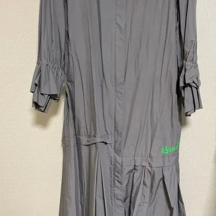 [SOLD OUT] 타임 포스트모던 그레이 바람막이 코트