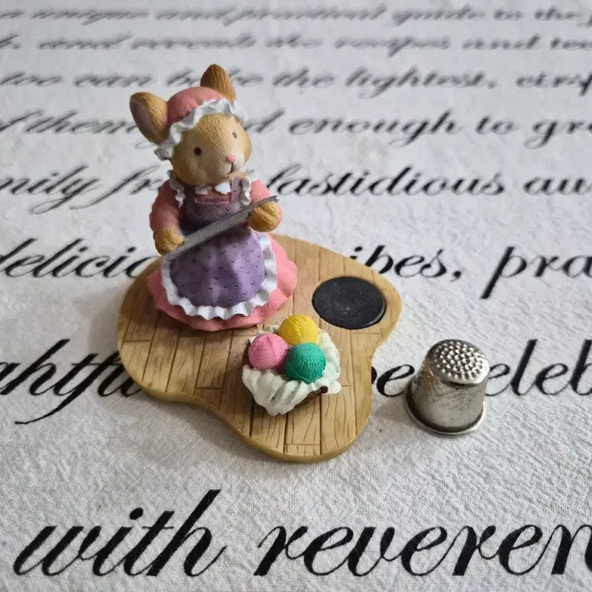 [BUNJANG] Sewing Mouse Figurine with Magnetic Thimble / 바느질 쥐 피규어