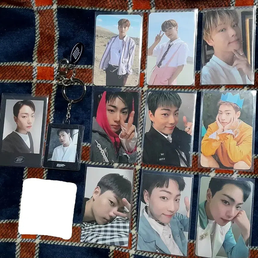 [BUNJANG] ONF Isation Photocard Bundle Set with Acrylic Photo Keyring / (택포) 온앤오프 이션 포카 키링 일괄 판매