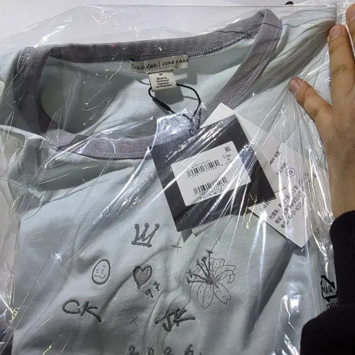 [SOLD OUT] [BUNJANG] Calvin Klein x Jungkook Calvin Klein Collaboration Ringer Baby T-shirt / CKJK 정국 캘빈클라인 콜라보 링거 베이비 반팔