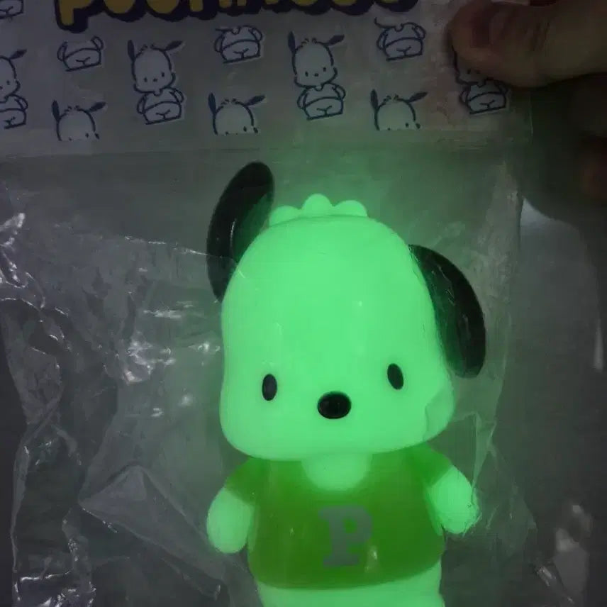 [BUNJANG] UNBOX Industries x Sanrio Pochacco Glow-in-the-Dark Figure / UNBOX Industries x sanrio 포차코 야광 피규어
