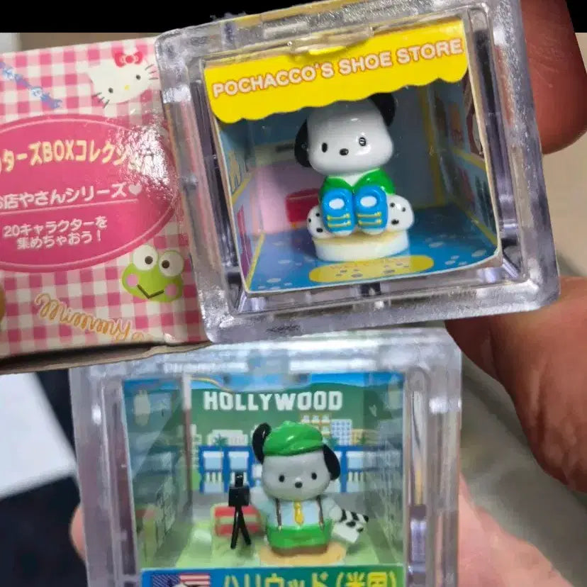 [BUNJANG] Sanrio Pochacco World Travel Series Figure Keychain / 고전 산리오 가게가게, 세계여행 시리즈 포차코 피규어 키링