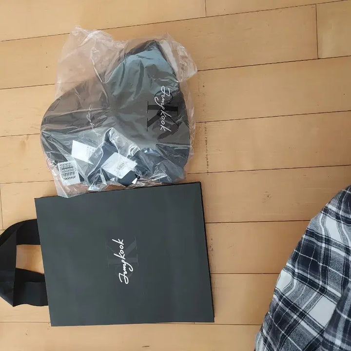 [SOLD OUT] 정국X ck  티셔츠 성수구입 s +성수 종이백 2개