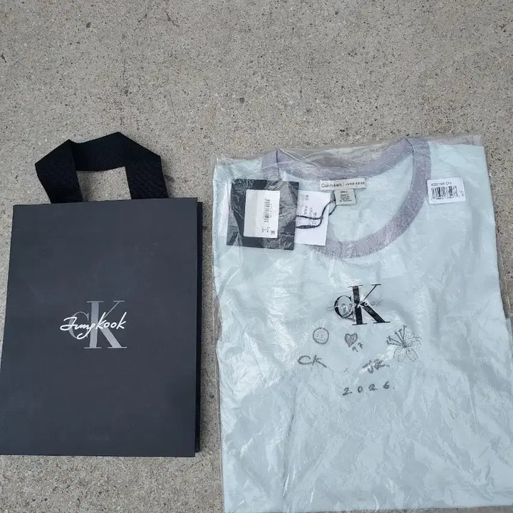 [SOLD OUT] 정국X ck  티셔츠 성수구입 s +성수 종이백 2개