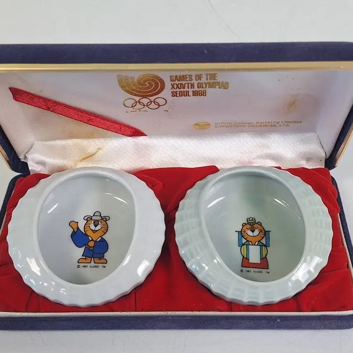 [BUNJANG] 1988 Seoul Olympics Hodori &amp; Hosuni Celadon Porcelain Souvenir Set / 근대사 수집 자료 88서울올림픽 도자기 기념품 호돌이 호순이 스타디움