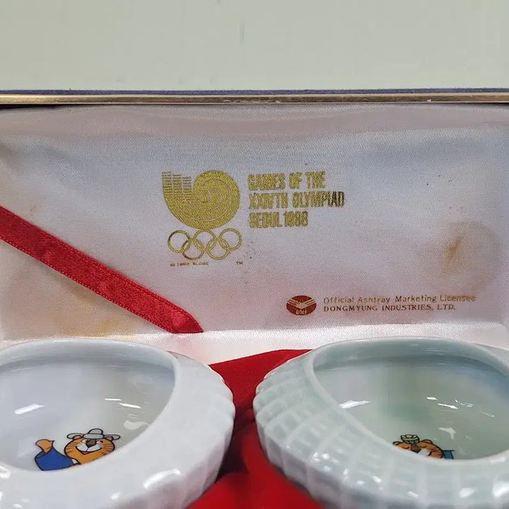 [BUNJANG] 1988 Seoul Olympics Hodori &amp; Hosuni Celadon Porcelain Souvenir Set / 근대사 수집 자료 88서울올림픽 도자기 기념품 호돌이 호순이 스타디움