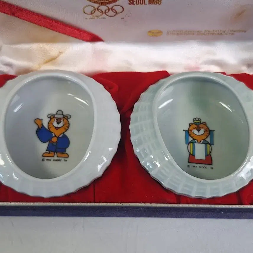 [BUNJANG] 1988 Seoul Olympics Hodori &amp; Hosuni Celadon Porcelain Souvenir Set / 근대사 수집 자료 88서울올림픽 도자기 기념품 호돌이 호순이 스타디움