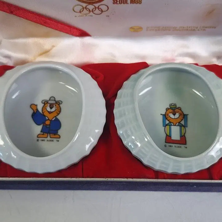 [BUNJANG] 1988 Seoul Olympics Hodori &amp; Hosuni Celadon Porcelain Souvenir Set / 근대사 수집 자료 88서울올림픽 도자기 기념품 호돌이 호순이 스타디움