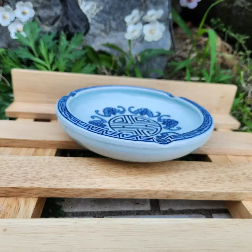 [BUNJANG] Hosan Andong-O Celadon Porcelain Ashtray with Bat Motif / 호산 안동오 청화백자 수자문 재털이