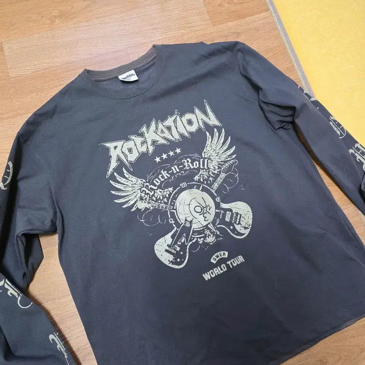 [BUNJANG] QWER 1st World Tour Long Sleeve T-Shirt Size 2 / QWER 1ST 월드투어 MD 긴팔 티셔츠 2size