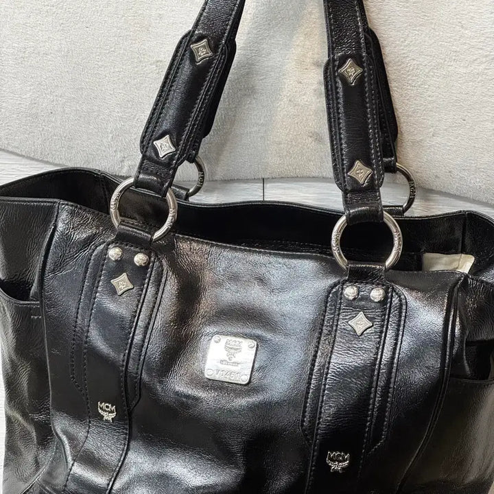 [SOLD OUT] MCM 레더 스터드 숄더백 블랙 (OS)