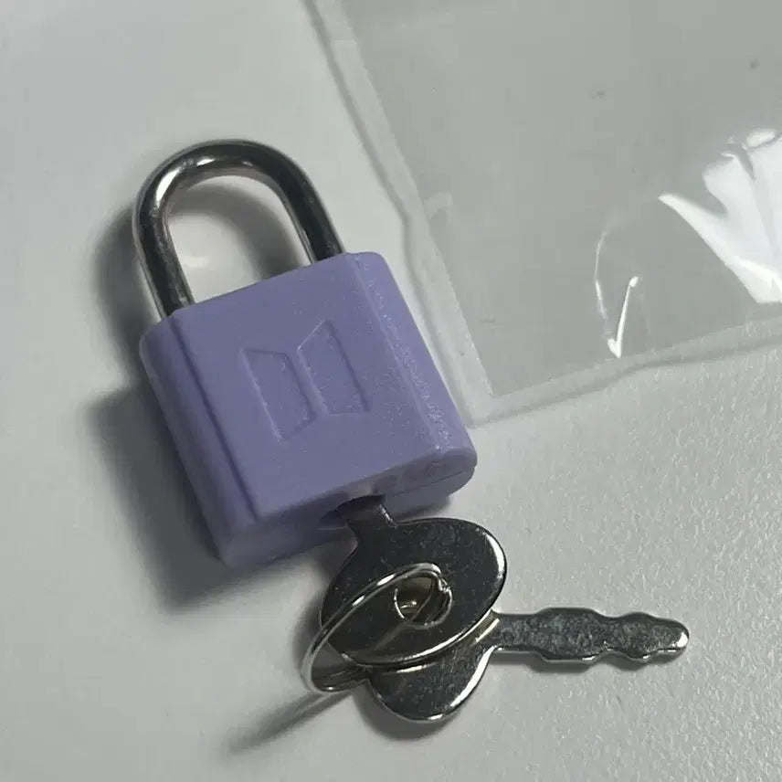 [BUNJANG] BTS Logo Mini Padlock &amp; Key Set / 방탄소년단 BTS 로고 미니 자물쇠 + 열쇠 세트