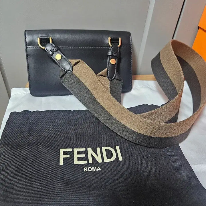 [BUNJANG] Fendi Baguette Bag Black Gold Logo Strap / 펜디 바게트백 블랙 금장 로고 스트랩 포함