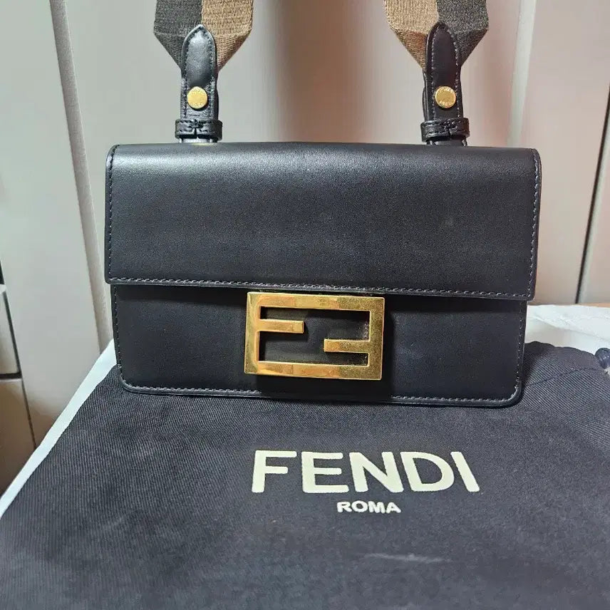 [BUNJANG] Fendi Baguette Bag Black Gold Logo Strap / 펜디 바게트백 블랙 금장 로고 스트랩 포함