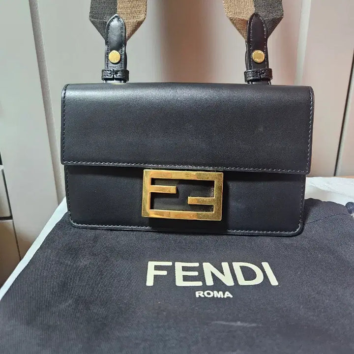 [BUNJANG] Fendi Baguette Bag Black Gold Logo Strap / 펜디 바게트백 블랙 금장 로고 스트랩 포함