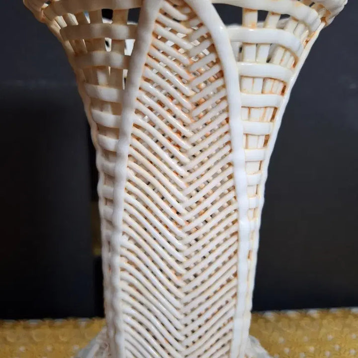 [BUNJANG] Filigree Openwork Ceramic Vase (Approx. 28cm Height) / 투각 망사도자기 짜임 화병(높이약 28cm)