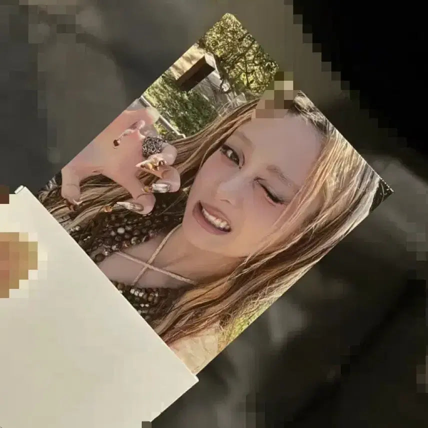 [BUNJANG] LE SSERAFIM BOOMPALA Hong Eunchae Studio Photocard / 르세라핌 붐팔라 BOOMPALA 사녹 허윤진 공방 포카 양도