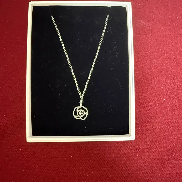 [BUNJANG] ZB1 Rose Necklace / Zb1(제베원) 로즈 목걸이