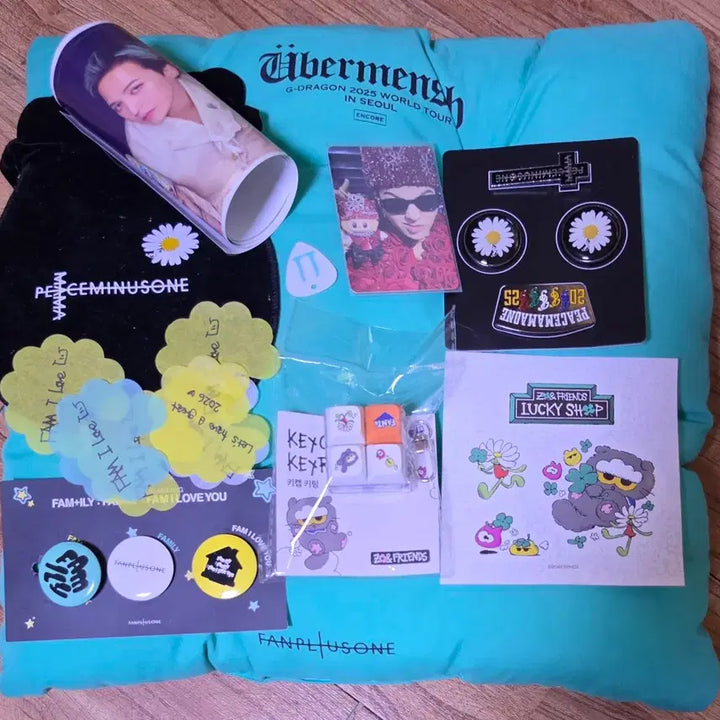 [BUNJANG] G-Dragon Solo Concert Goods Bundle Set / 지드래곤 앙콘 뺏지, 방석,포카,피크,팸미 뺏지,컨페티 일괄