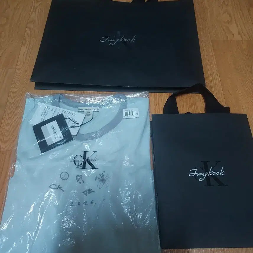 [SOLD OUT] 캘빈클라인x 정국 그래픽 링거 베이비 반팔티셔츠 S +쇼핑백 2개포함 s